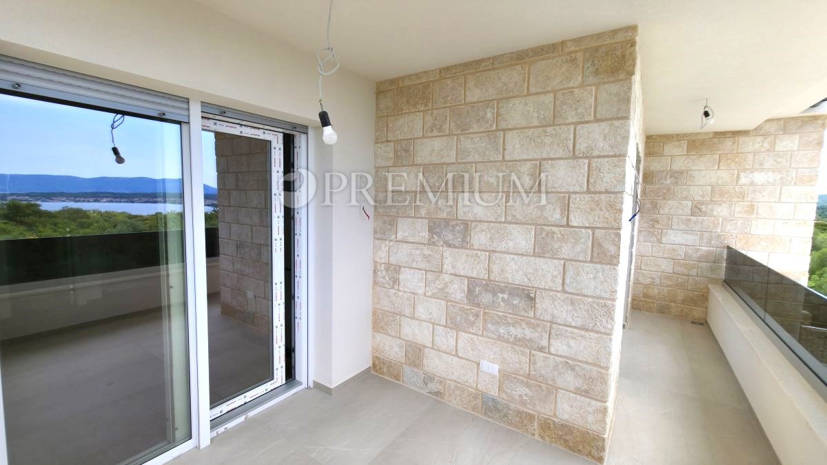 Malinska, nova hiša, 152m², z bazenom in pogledom na morje  