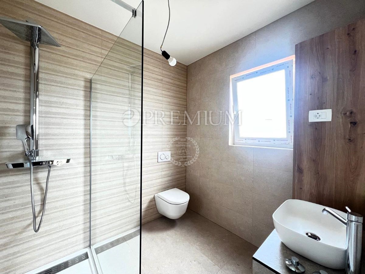Malinska, nova hiša, 152m², z bazenom in pogledom na morje  