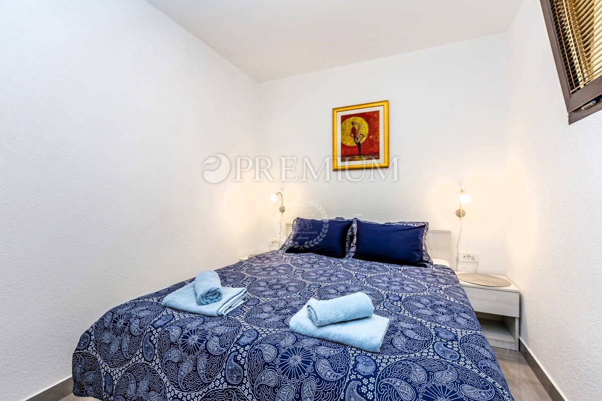 Malinska – apartma z vrtom, 900 m od morja!