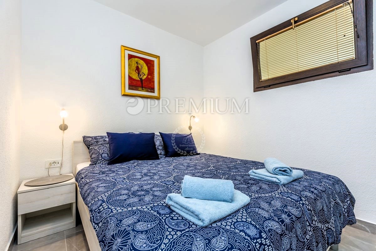 Malinska – apartma z vrtom, 900 m od morja!