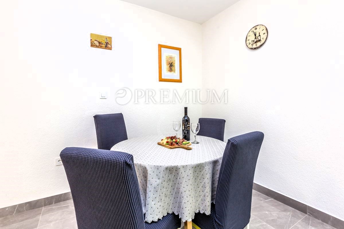 Malinska – apartma z vrtom, 900 m od morja!