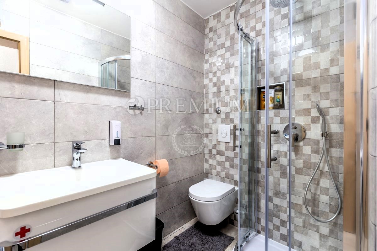 Malinska – apartma z vrtom, 900 m od morja!