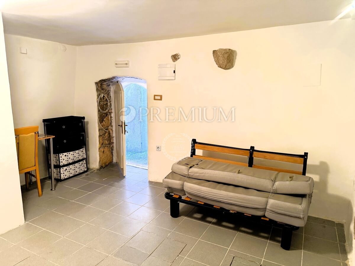 Vrbnik – Avtentična kamnita hiša v mirni ulici!