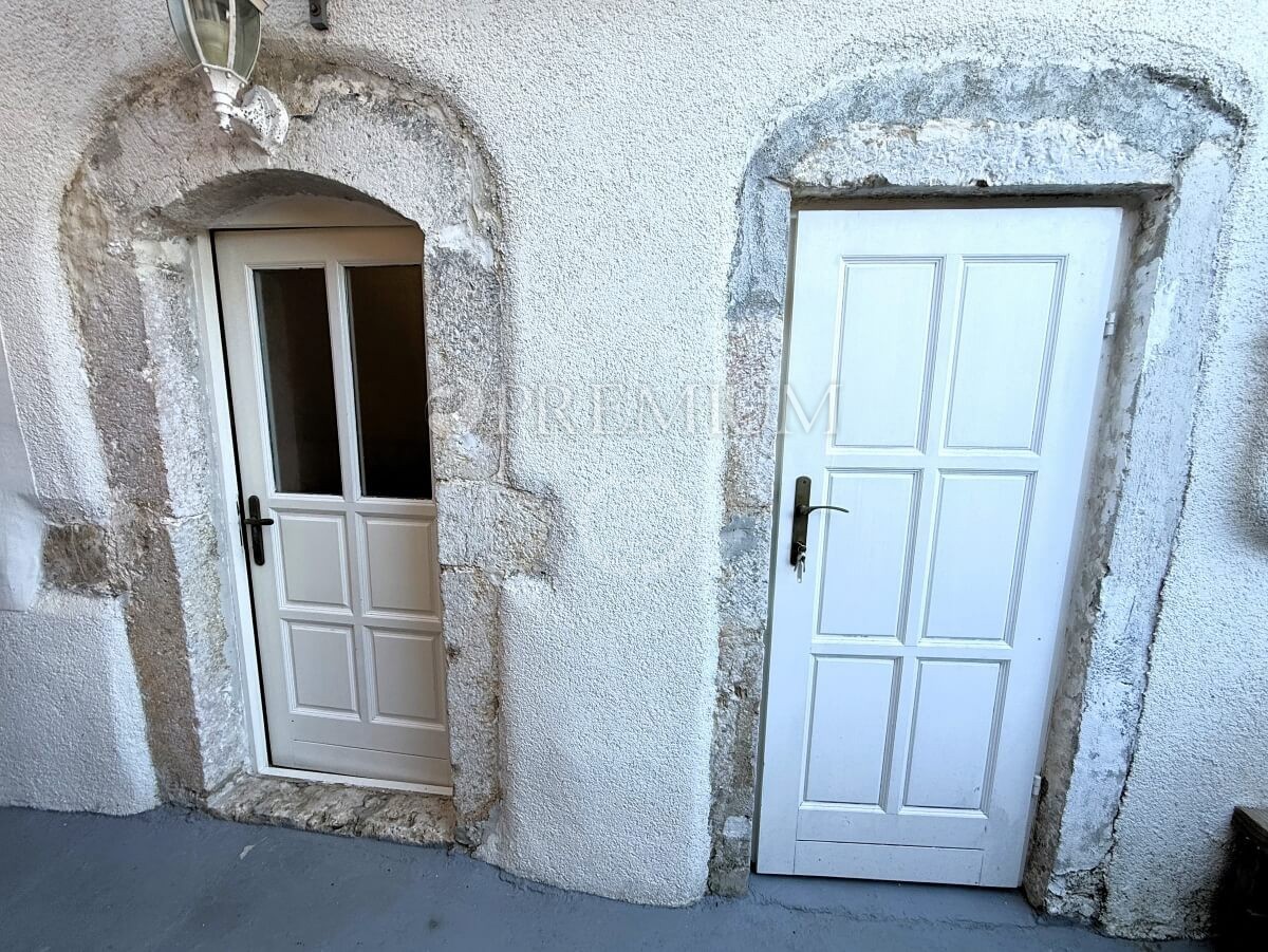 Vrbnik – Avtentična kamnita hiša v mirni ulici!