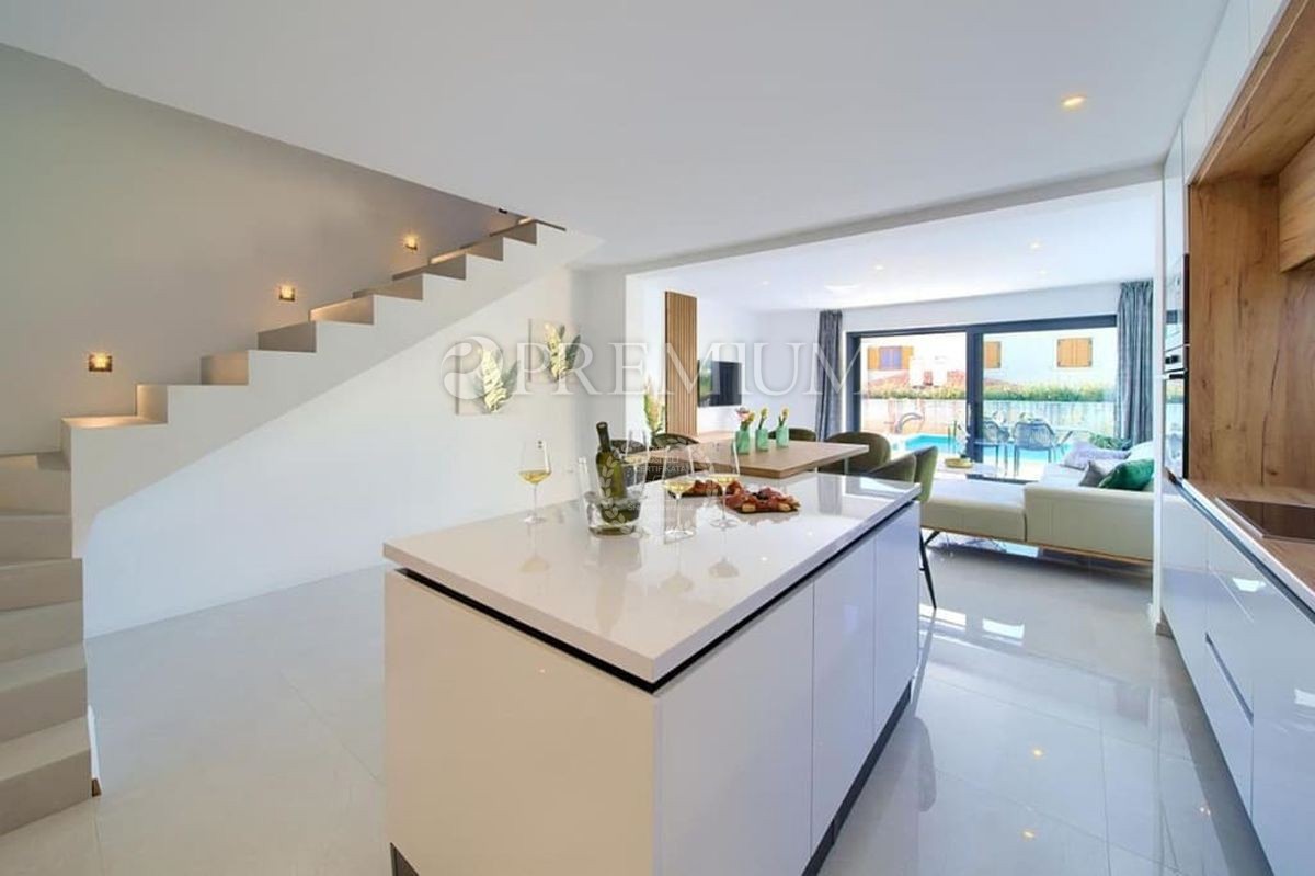 Malinska, apartma z bazenom naprodaj, otok Krk!