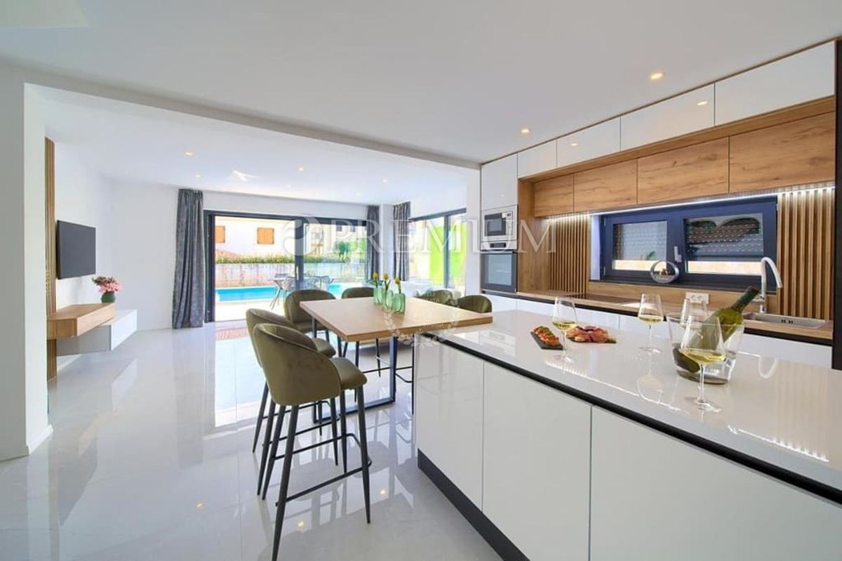 Malinska, apartma z bazenom naprodaj, otok Krk!