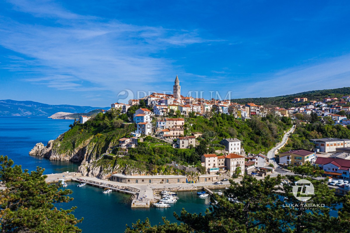 Zazidljivo zemljišče v Vrbniku z razgledom na morje!