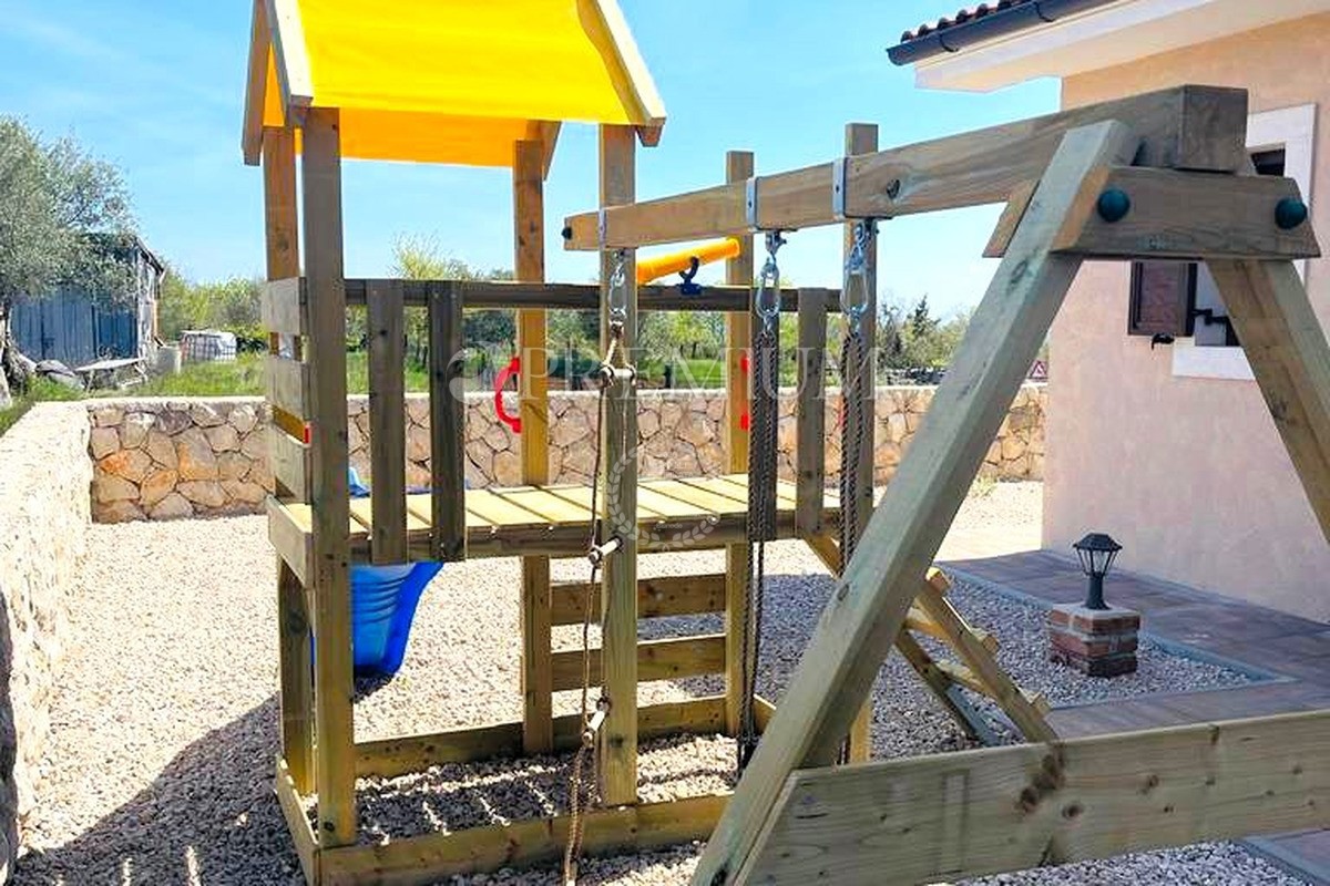 Okolica Krka – samostojna hiša s pogledom na morje!