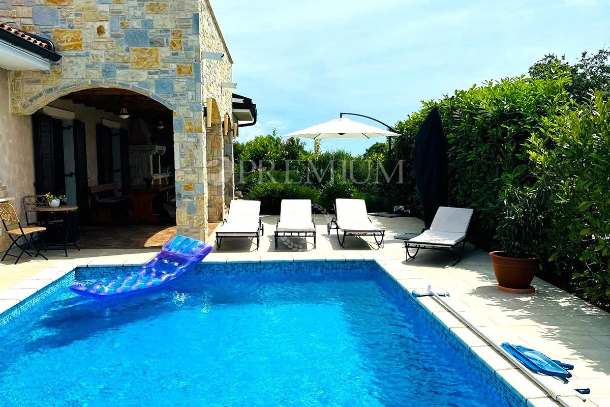 Okolica Krka – samostojna hiša s pogledom na morje!