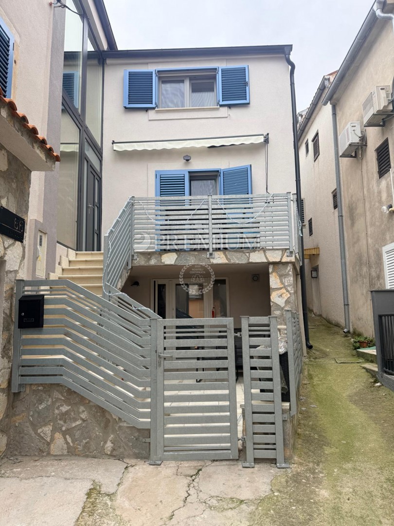 Omišalj, obnovljena kamnita hiša s pogledom na morje!