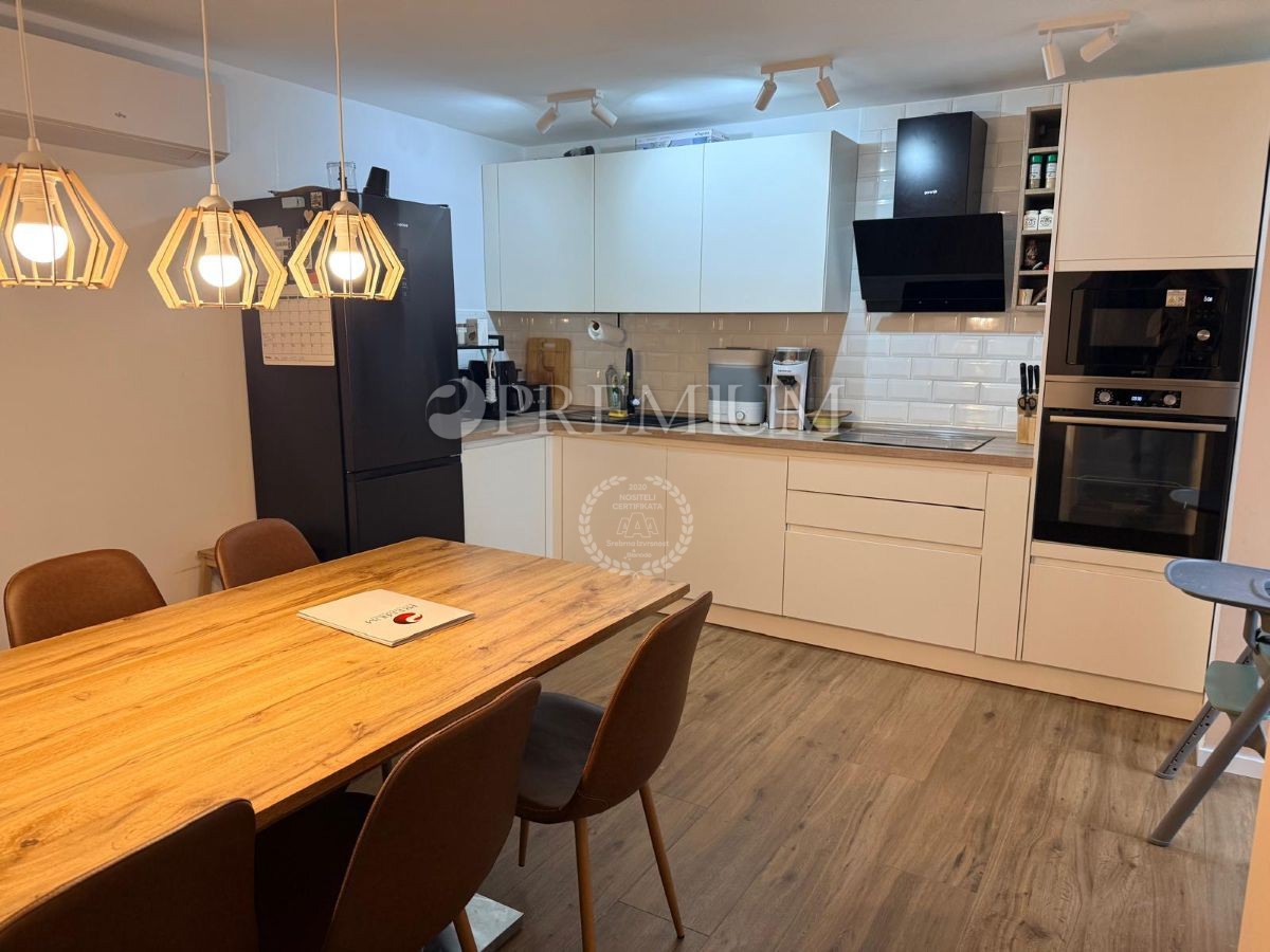 Omišalj, obnovljena kamnita hiša s pogledom na morje!