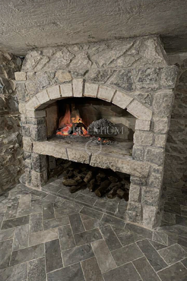 Omišalj, obnovljena kamnita hiša s pogledom na morje!