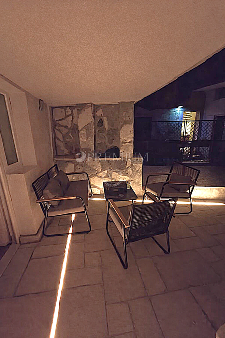 Omišalj, obnovljena kamnita hiša s pogledom na morje!