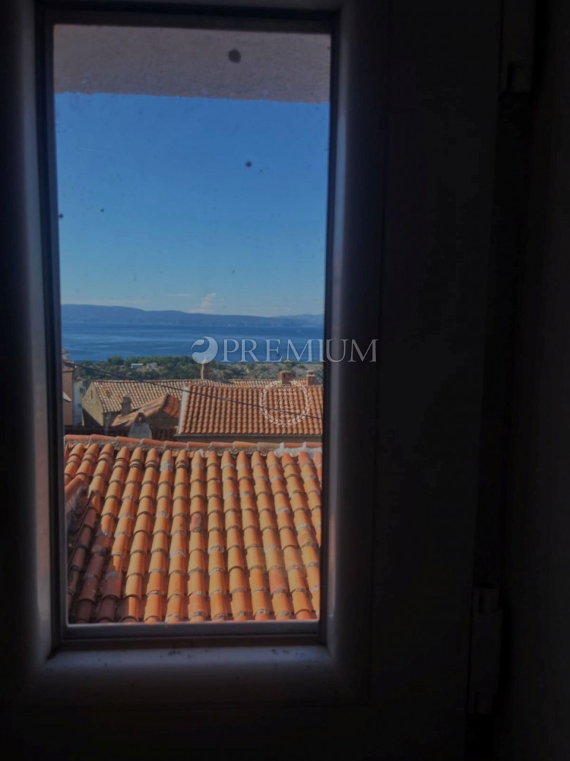 Omišalj, obnovljena kamnita hiša s pogledom na morje!