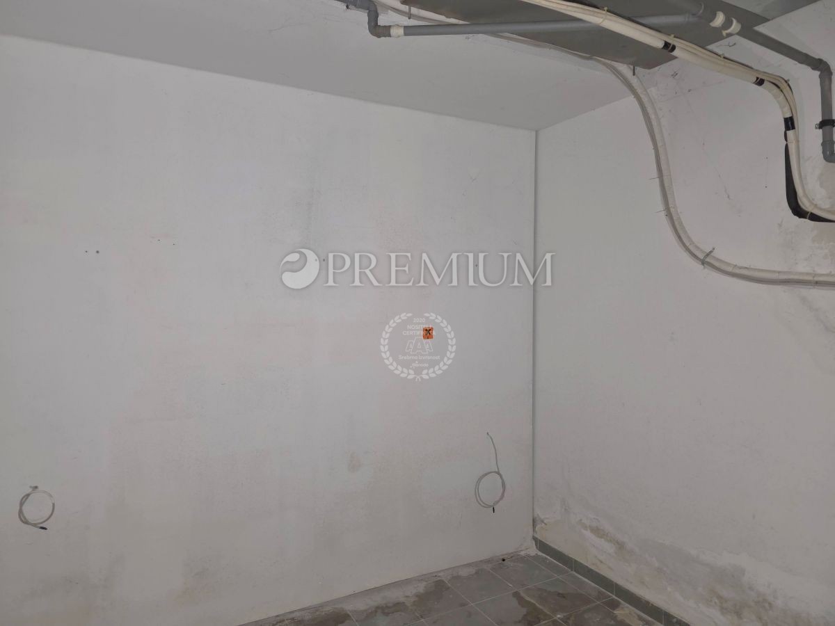 Malinska, poslovni prostor naprodaj v centru!