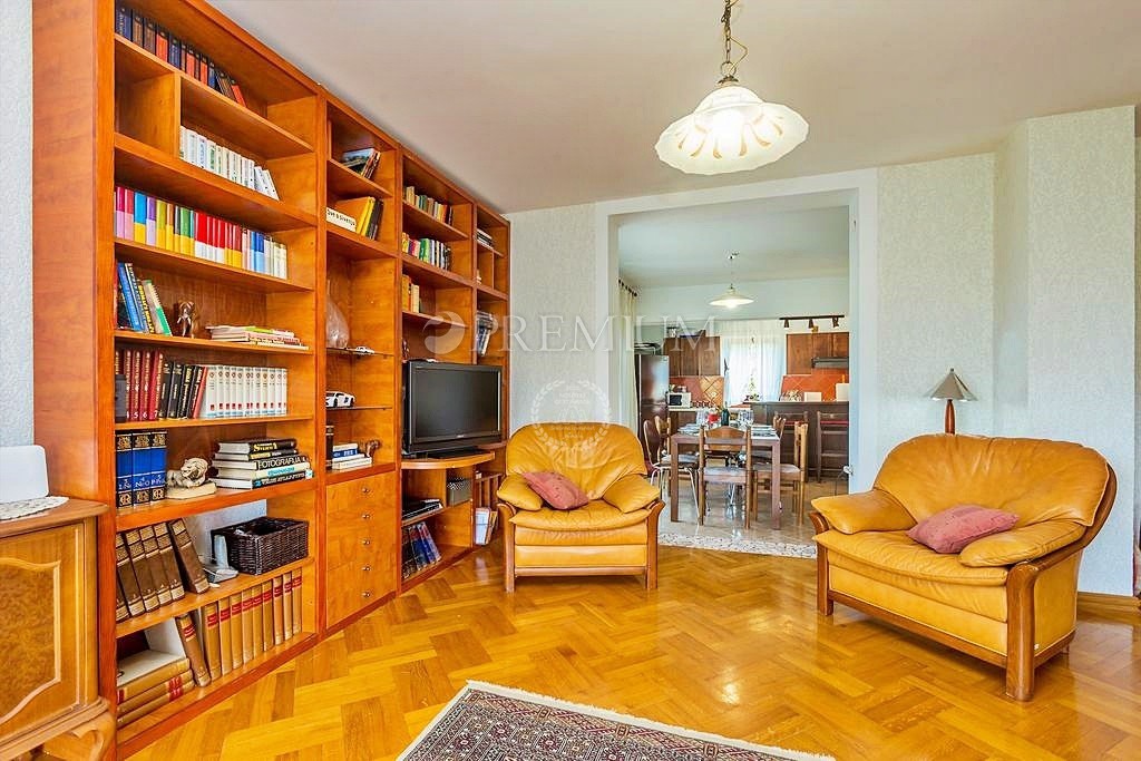 Krk, okolica, prodaja samostojne hiše s tremi apartmaji in vrtom!