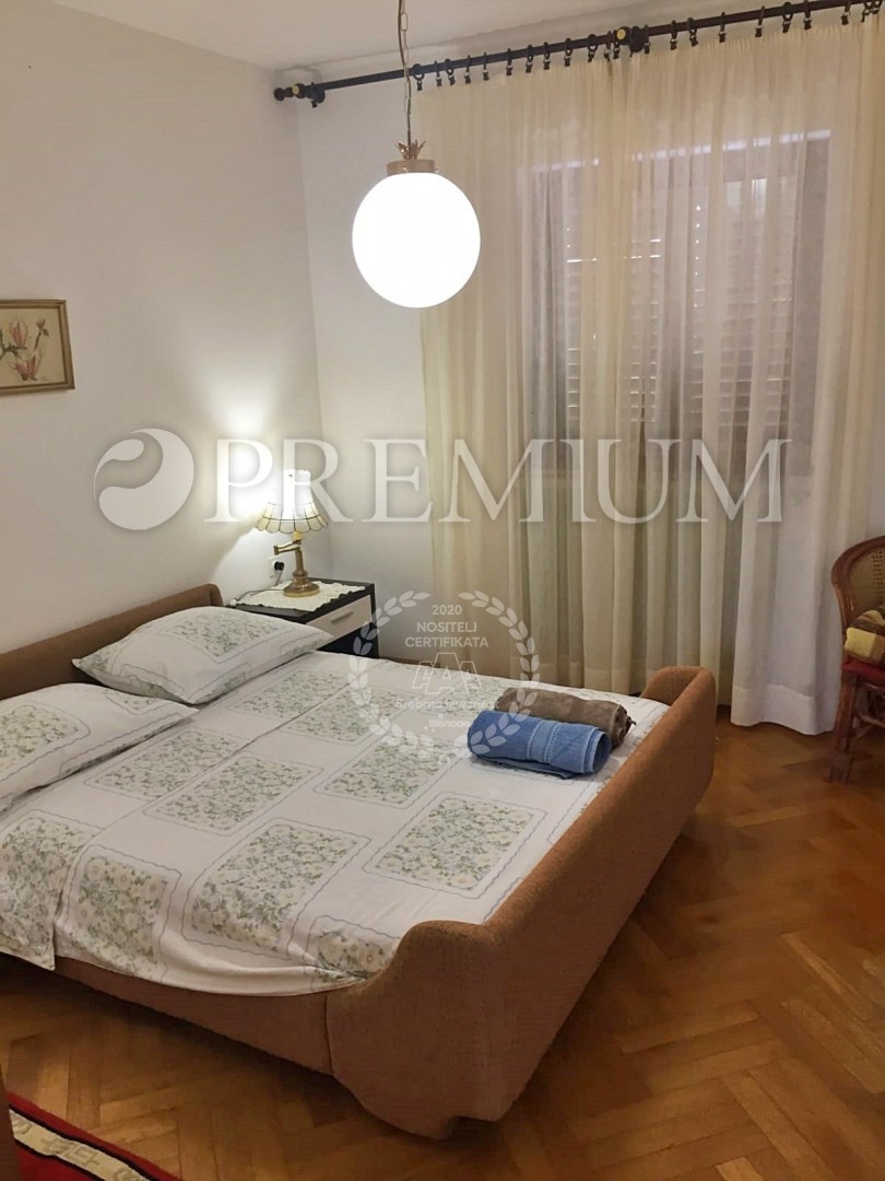 Krk, okolica, prodaja samostojne hiše s tremi apartmaji in vrtom!