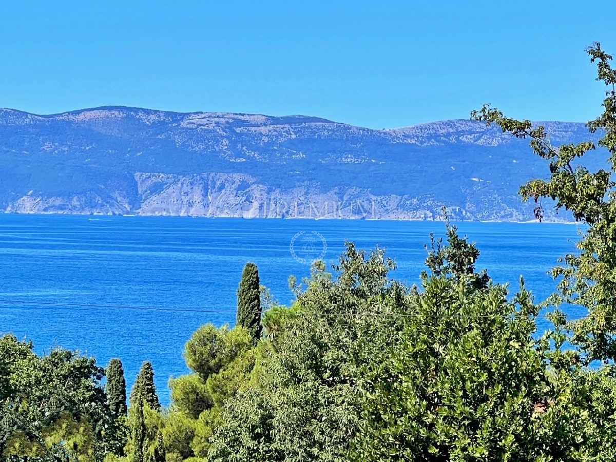 Njivice, luksuzna novogradnja s pogledom na morje, 120 m od plaže!