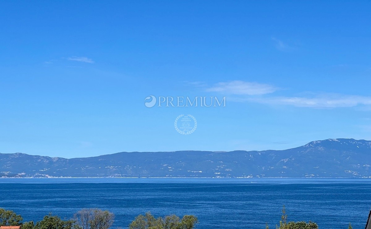 Njivice, luksuzna novogradnja s pogledom na morje, 120 m od plaže!