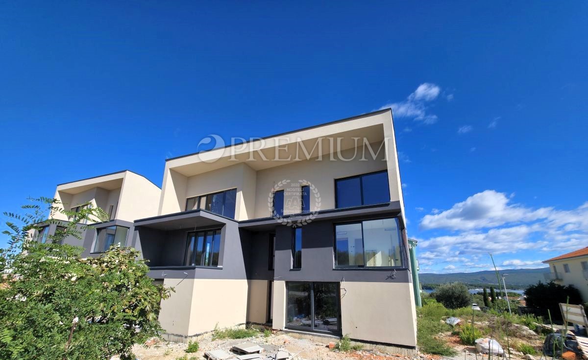 Mesto Krk, prodaja dvoetažni apartma, 600m od morja!