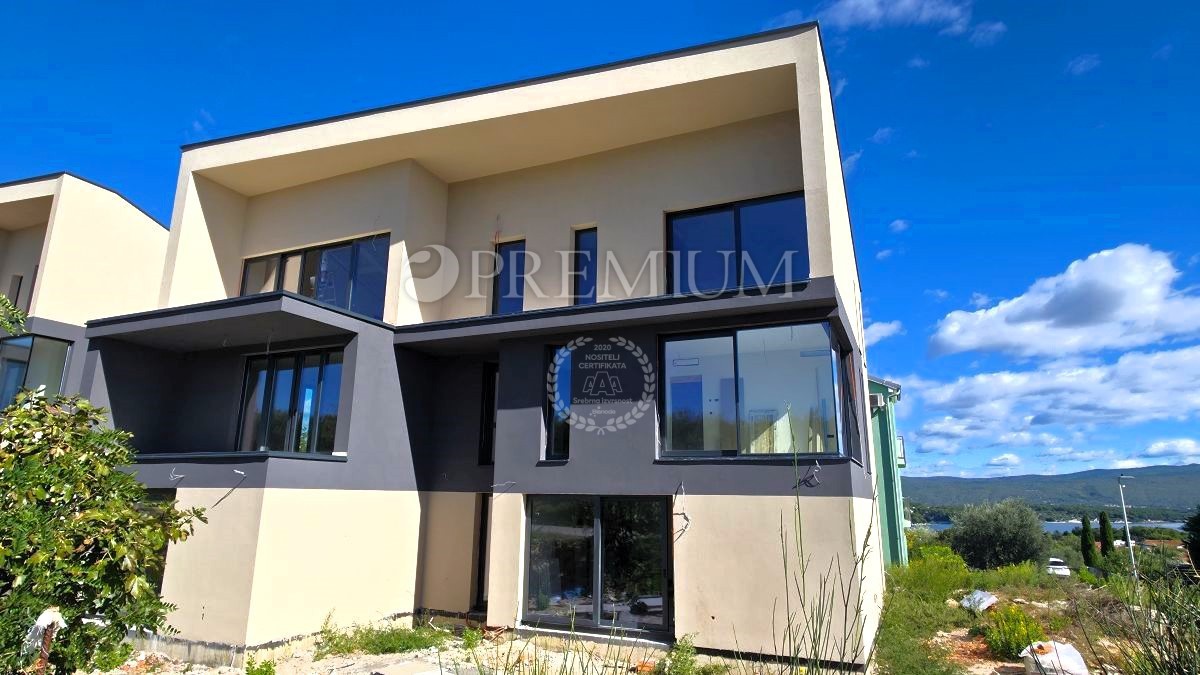 Mesto Krk, prodaja dvoetažni apartma, 600m od morja!