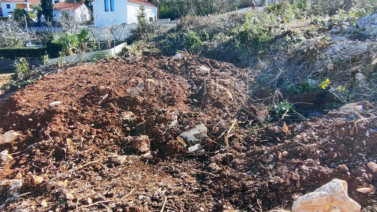 Zaliv Soline, gradbeno zemljišče, 1 km od morja!