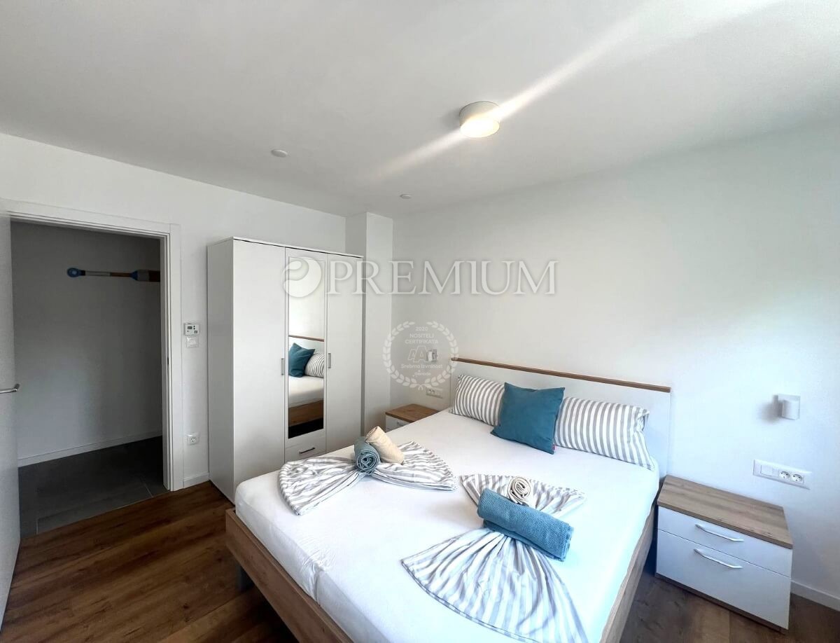 Malinska, opremljen apartma s bazenom, blizu morja!