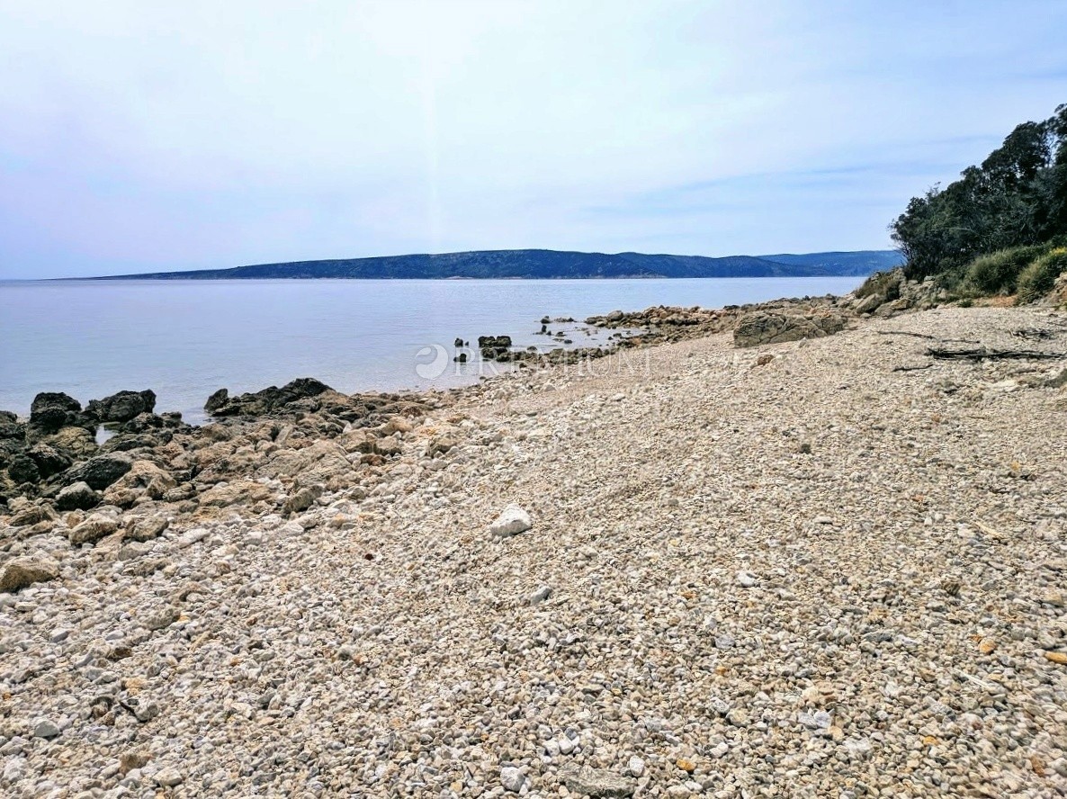 Okolica Krka, prodaja zemljišča na atraktivni lokaciji z dostopom do naravne plaže!