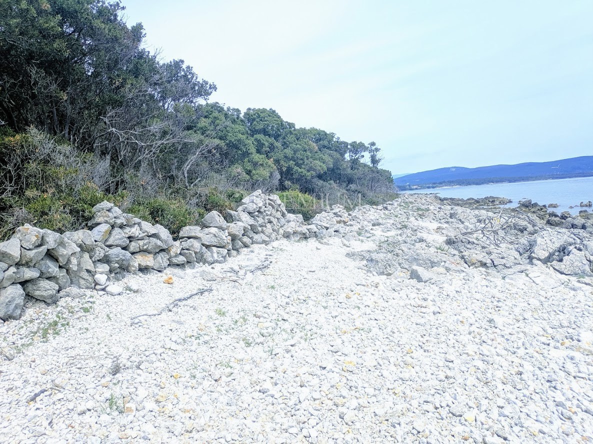 Okolica Krka, prodaja zemljišča na atraktivni lokaciji z dostopom do naravne plaže!