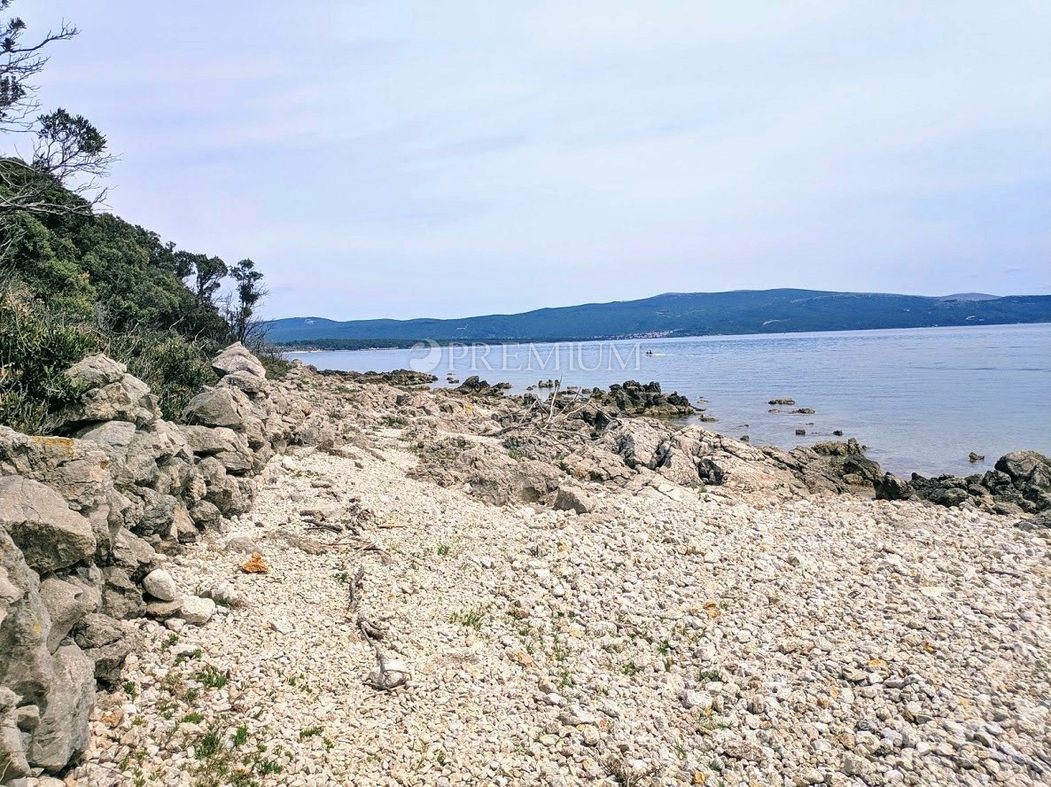 Okolica Krka, prodaja zemljišča na atraktivni lokaciji z dostopom do naravne plaže!