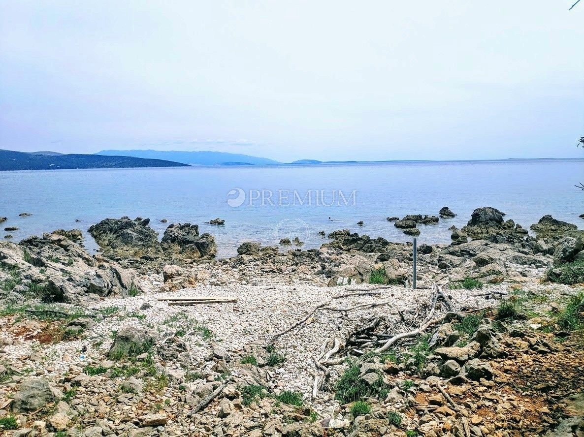 Okolica Krka, prodaja zemljišča na atraktivni lokaciji z dostopom do naravne plaže!