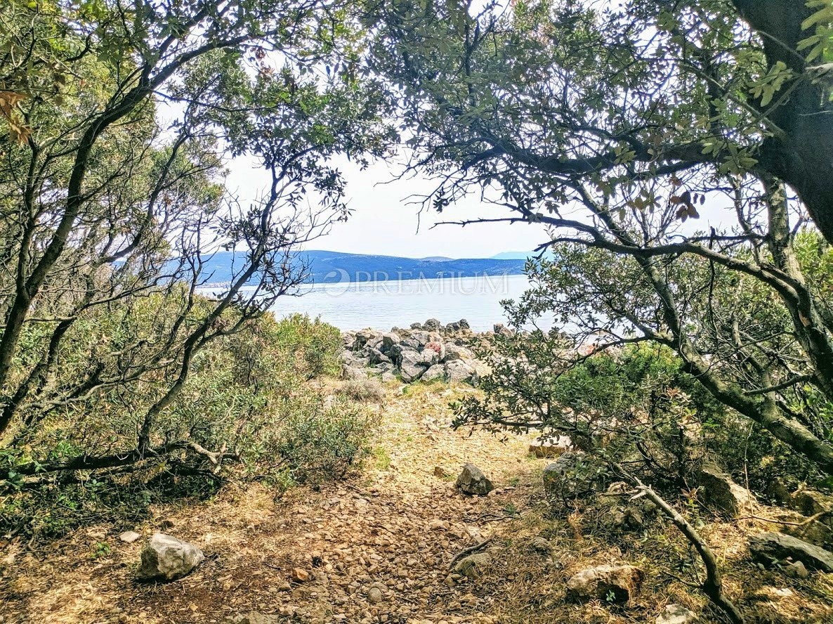 Okolica Krka, prodaja zemljišča na atraktivni lokaciji z dostopom do naravne plaže!