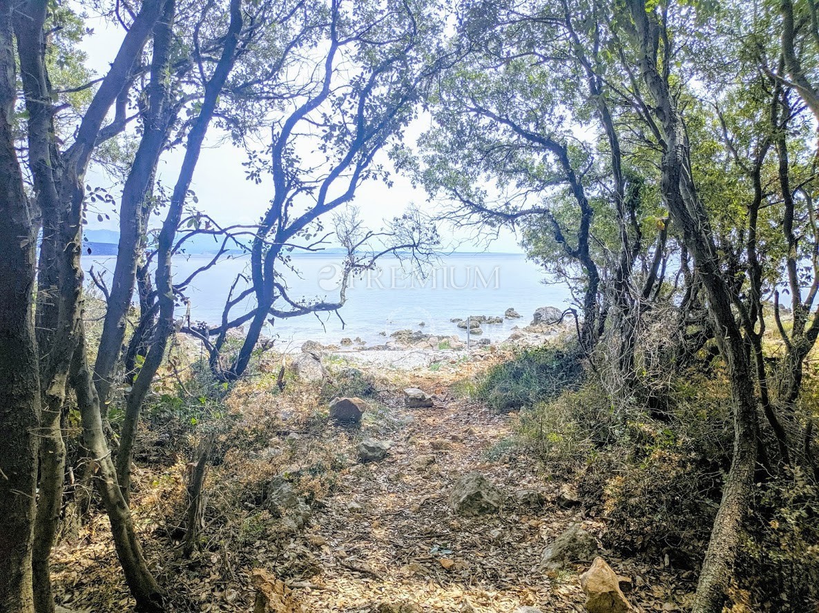 Okolica Krka, prodaja zemljišča na atraktivni lokaciji z dostopom do naravne plaže!