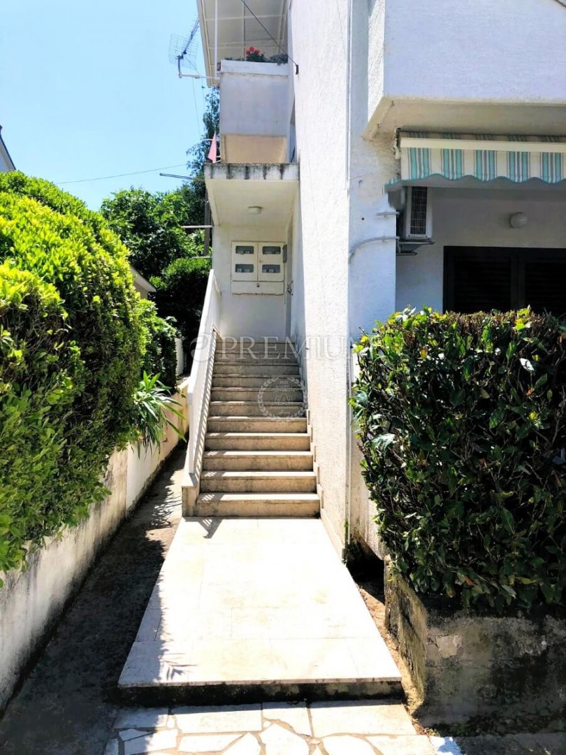 Malinska, apartma na atraktivni lokaciji!