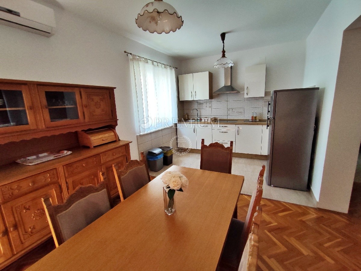 Malinska, prodamo apartmajsko hišo s 6 stanovanjskimi enotami!