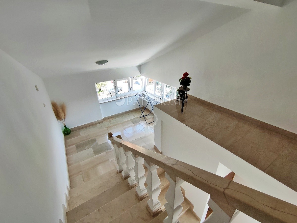 Malinska, prodamo apartmajsko hišo s 6 stanovanjskimi enotami!