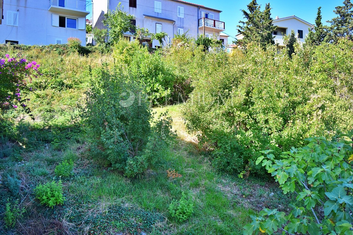Vrbnik, zazidljivo zemljišče z razgledom na morje, 150.000 €