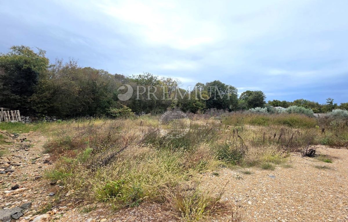 Malinska – gradbena parcela 630 m², pravilne oblike!