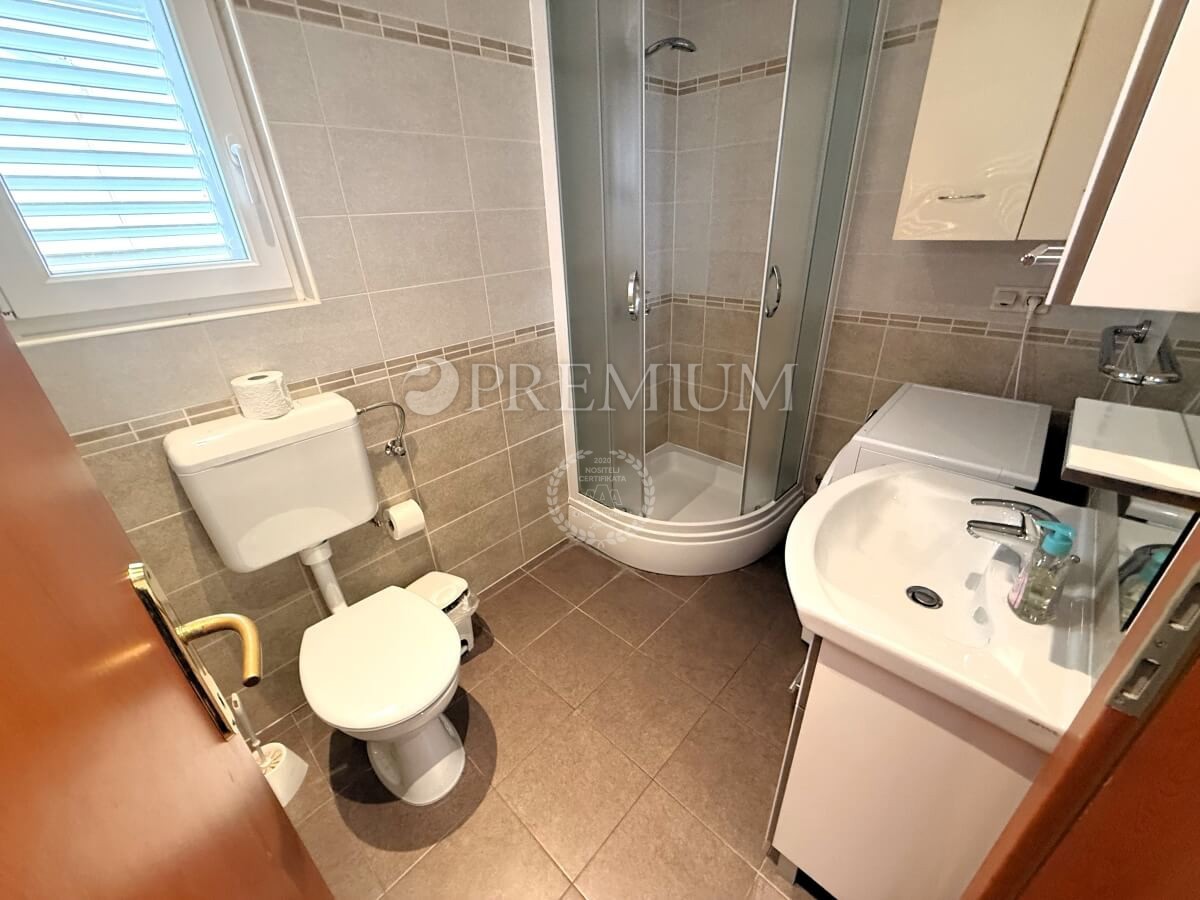 Njivice, dvojna hiša z dvema apartmajema, odlična priložnost