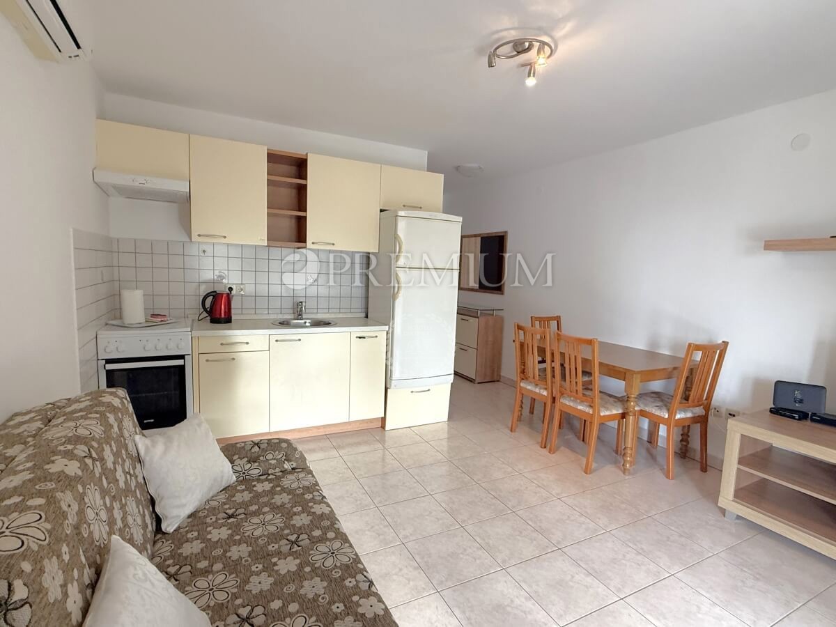 Njivice, dvojna hiša z dvema apartmajema, odlična priložnost