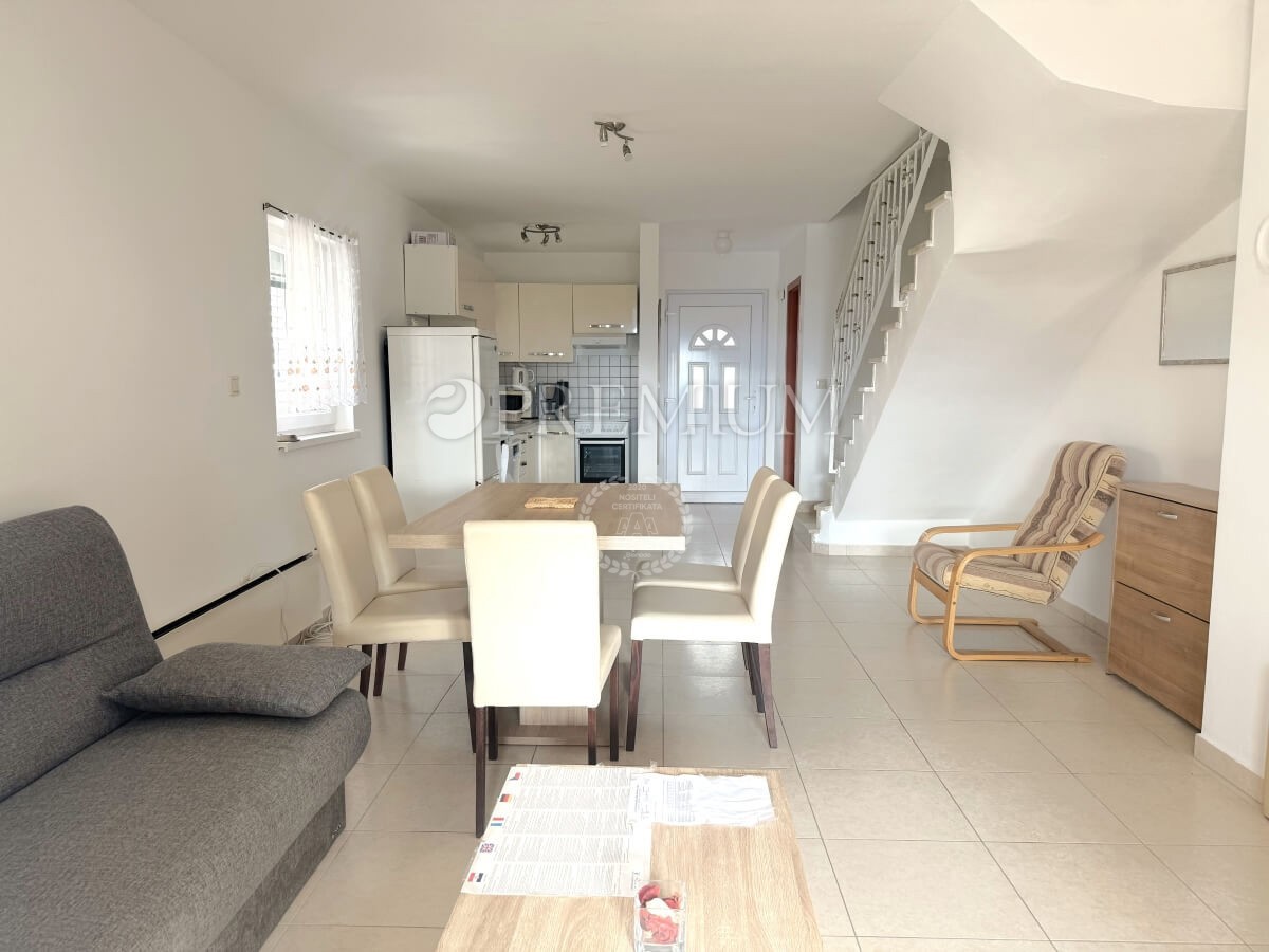 Njivice, dvojna hiša z dvema apartmajema, odlična priložnost