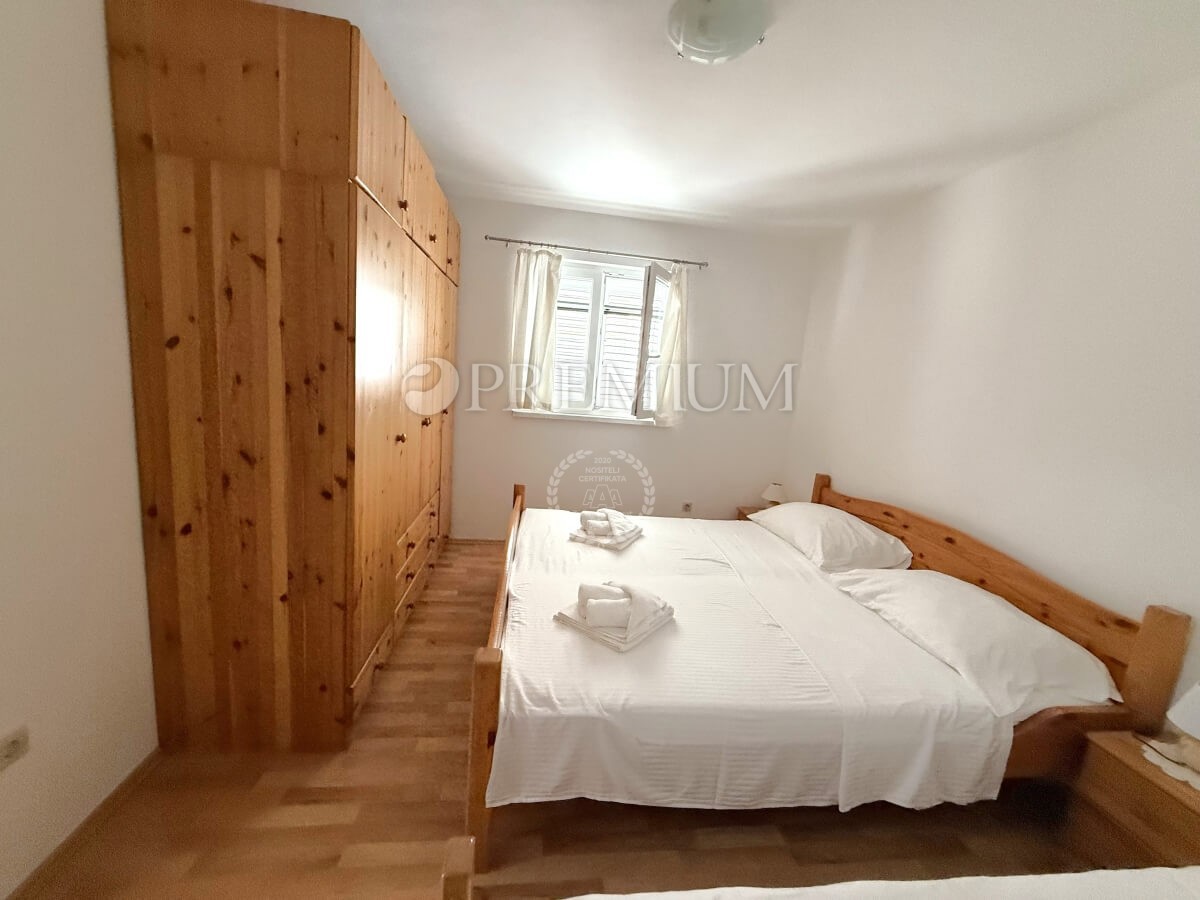 Njivice, dvojna hiša z dvema apartmajema, odlična priložnost