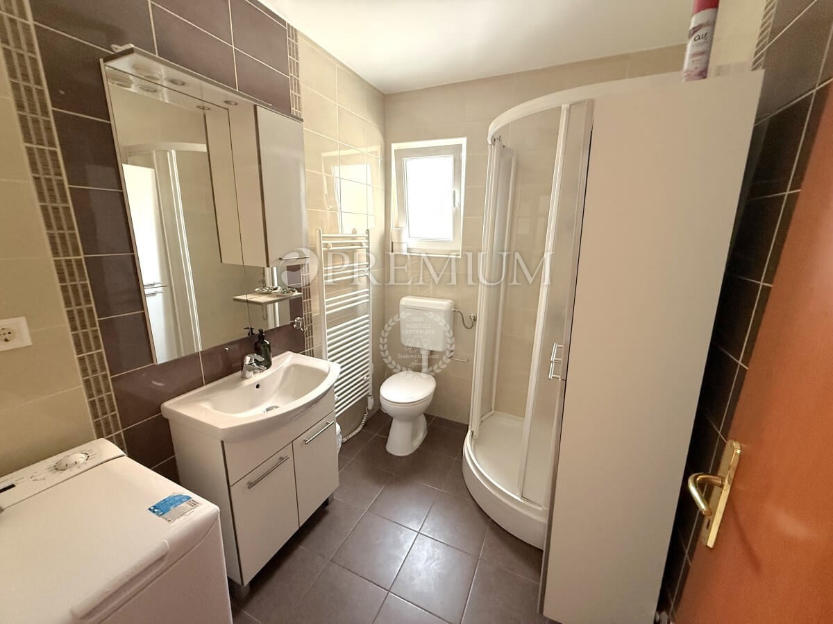 Njivice, dvojna hiša z dvema apartmajema, odlična priložnost