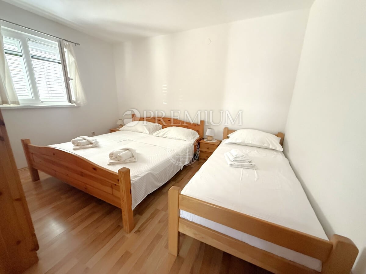 Njivice, dvojna hiša z dvema apartmajema, odlična priložnost