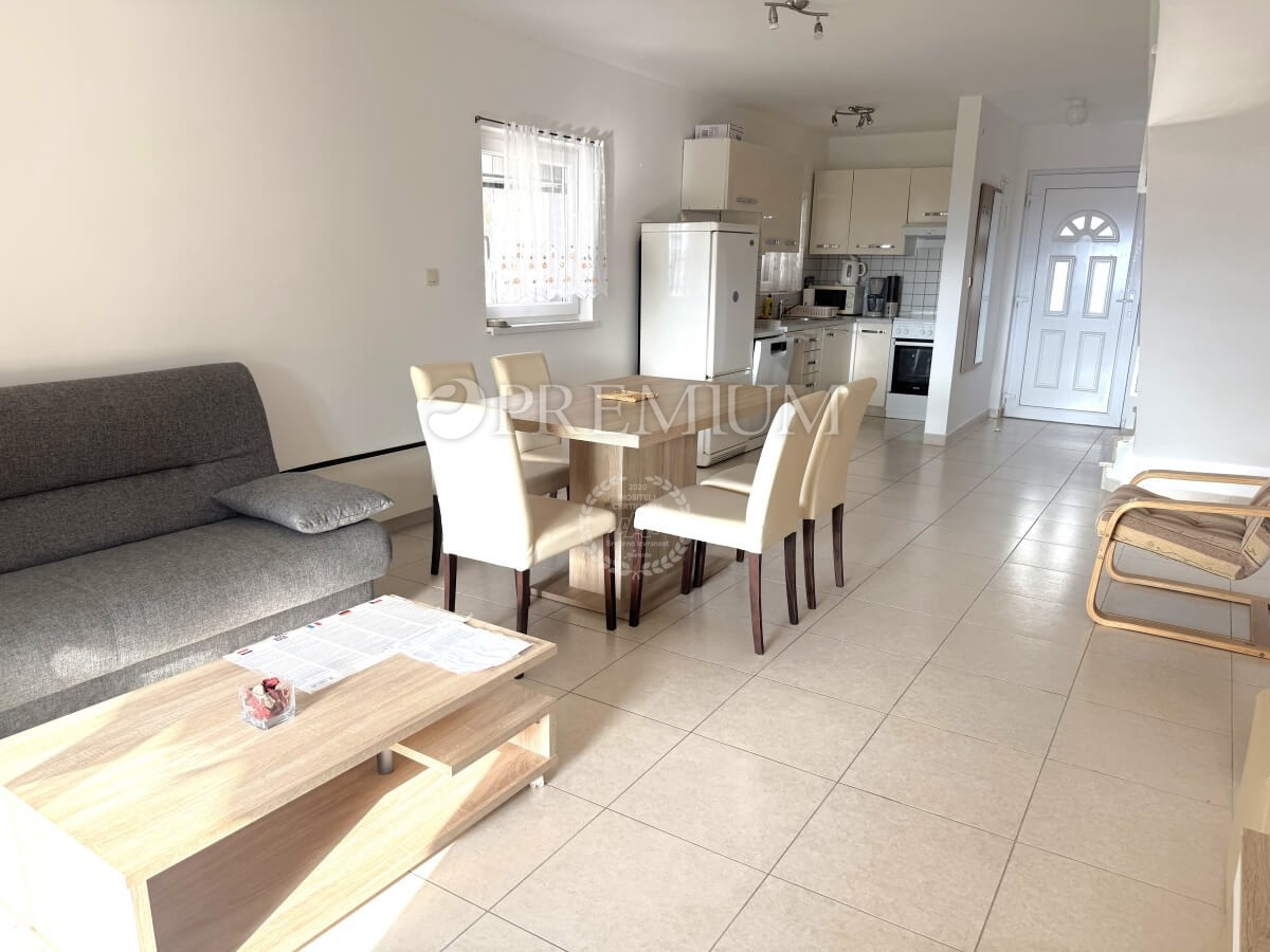 Njivice, dvojna hiša z dvema apartmajema, odlična priložnost