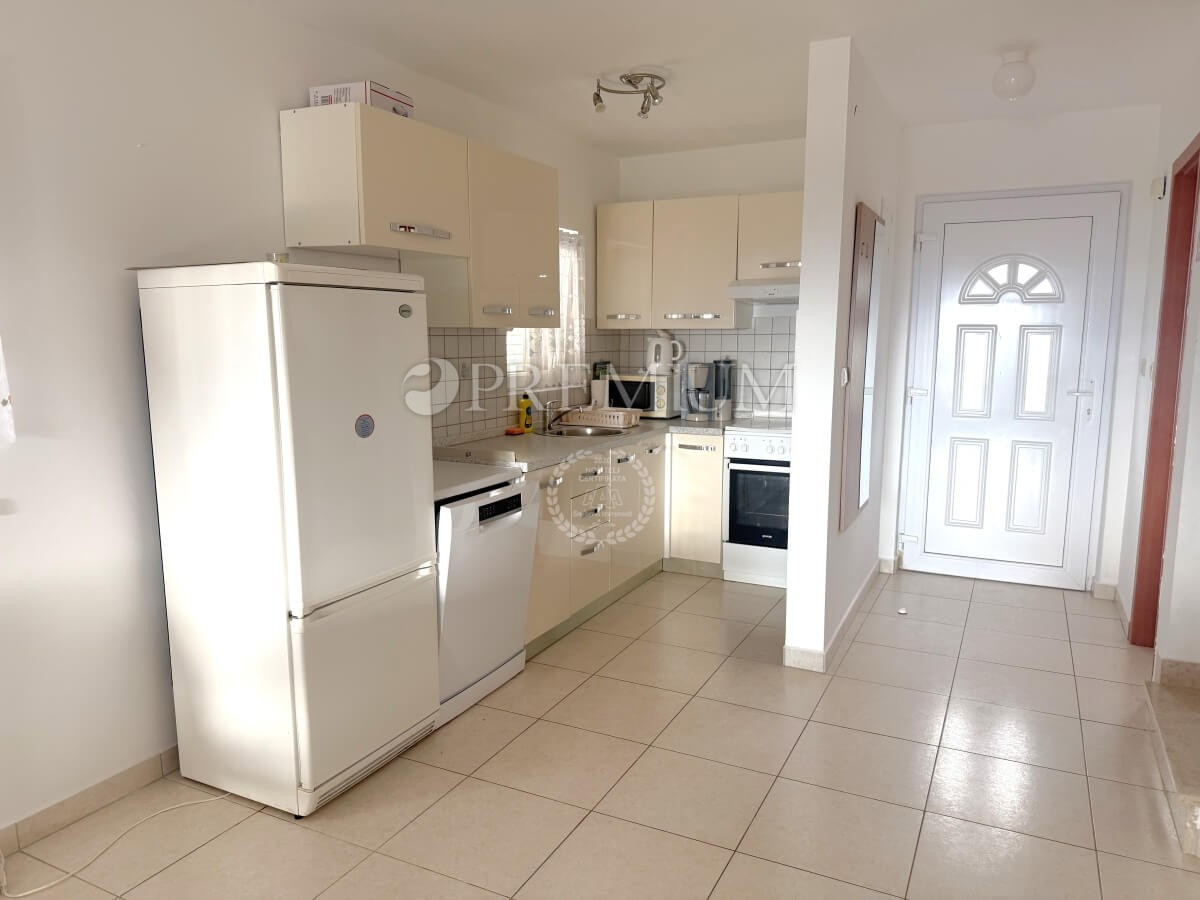 Njivice, dvojna hiša z dvema apartmajema, odlična priložnost