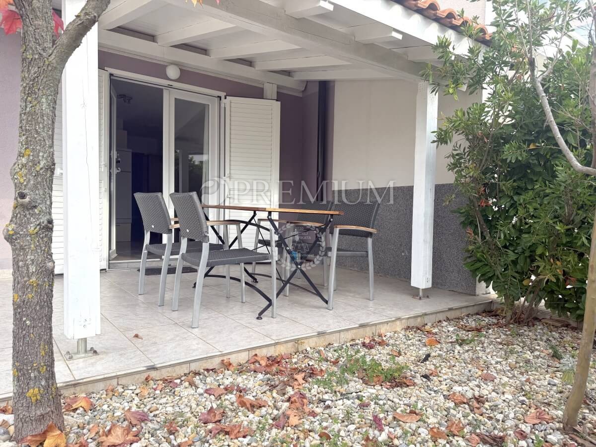 Njivice, dvojna hiša z dvema apartmajema, odlična priložnost