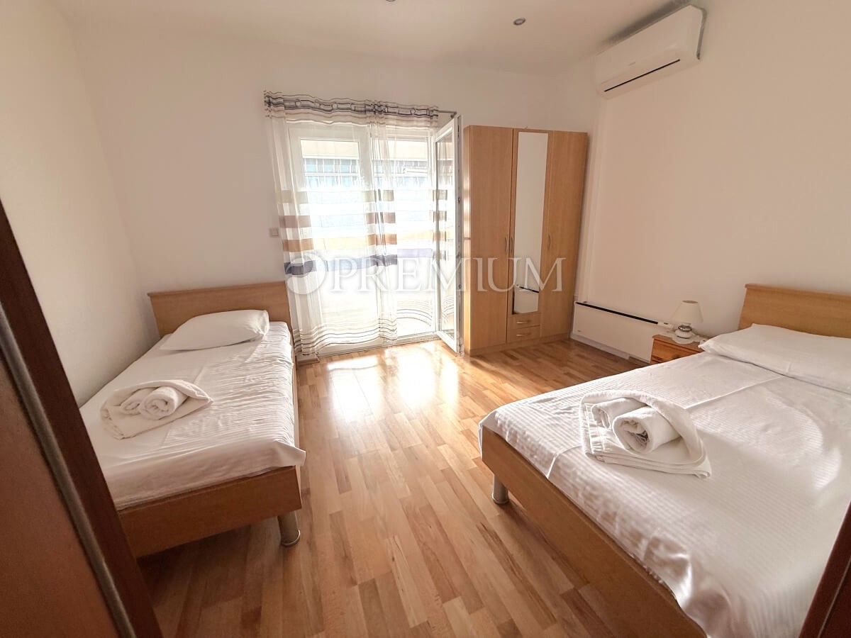 Njivice, dvojna hiša z dvema apartmajema, odlična priložnost