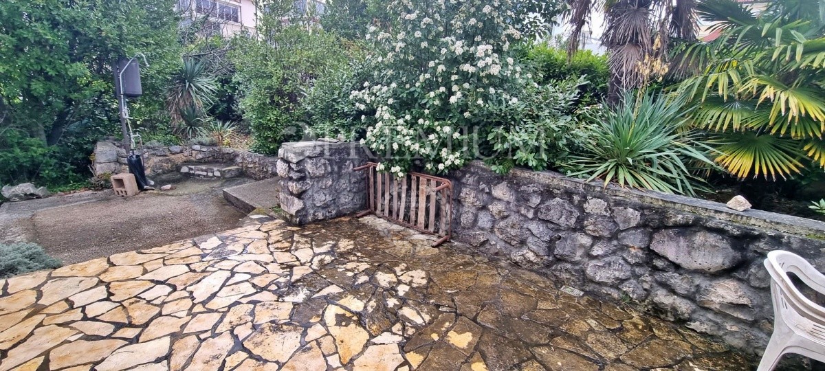 Njivice – Hiša naprodaj s pogledom na morje!