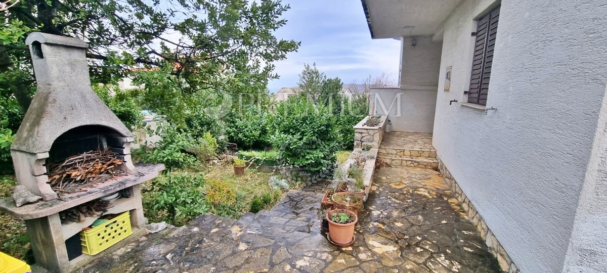 Njivice – Hiša naprodaj s pogledom na morje!